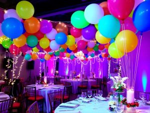 Decoratiuni colorate pentru o petrecere festiva.