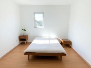 Camera ordonată cu puține obiecte esențiale